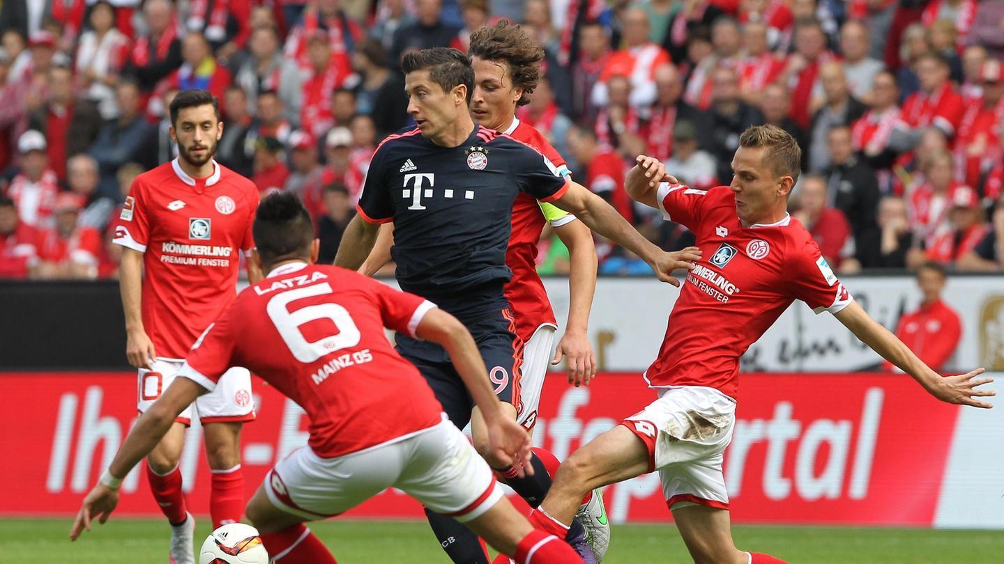 两位体坛巨星会面，樊振东欢乐开怀非常松驰，齐达内眼中充满欣赏