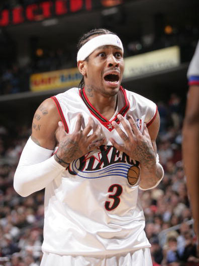 2020 无观众比赛：大联盟球员在空旷的球场中通过背景音模拟观众欢呼，氛围独特