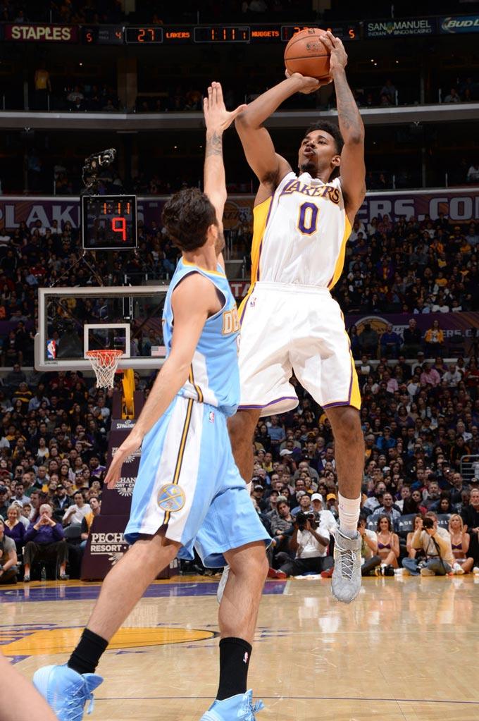 尤文航班延误，挪威当地球迷抓紧机会在机场与他们合影留念