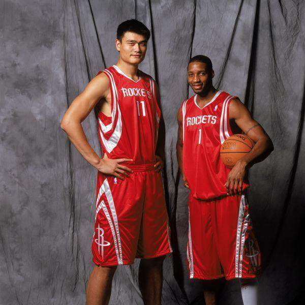 《生化危机》发布圣诞贺图：格蕾丝烈焰红唇很性感！