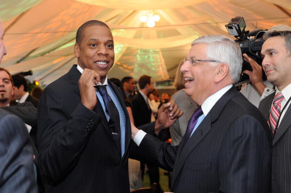 国脚中场精准传球，撕开对手防线