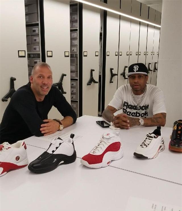 巴特勒坐在替补席为助理教练画战术