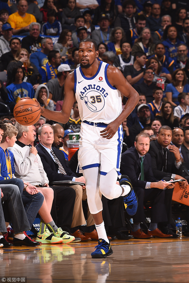 鲍尔25+8唐斯24+10 黄蜂主场大胜尼克斯